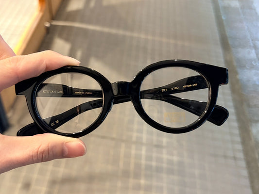日常に馴染む、大人の個性派メガネ。EYEVAN7285-374。