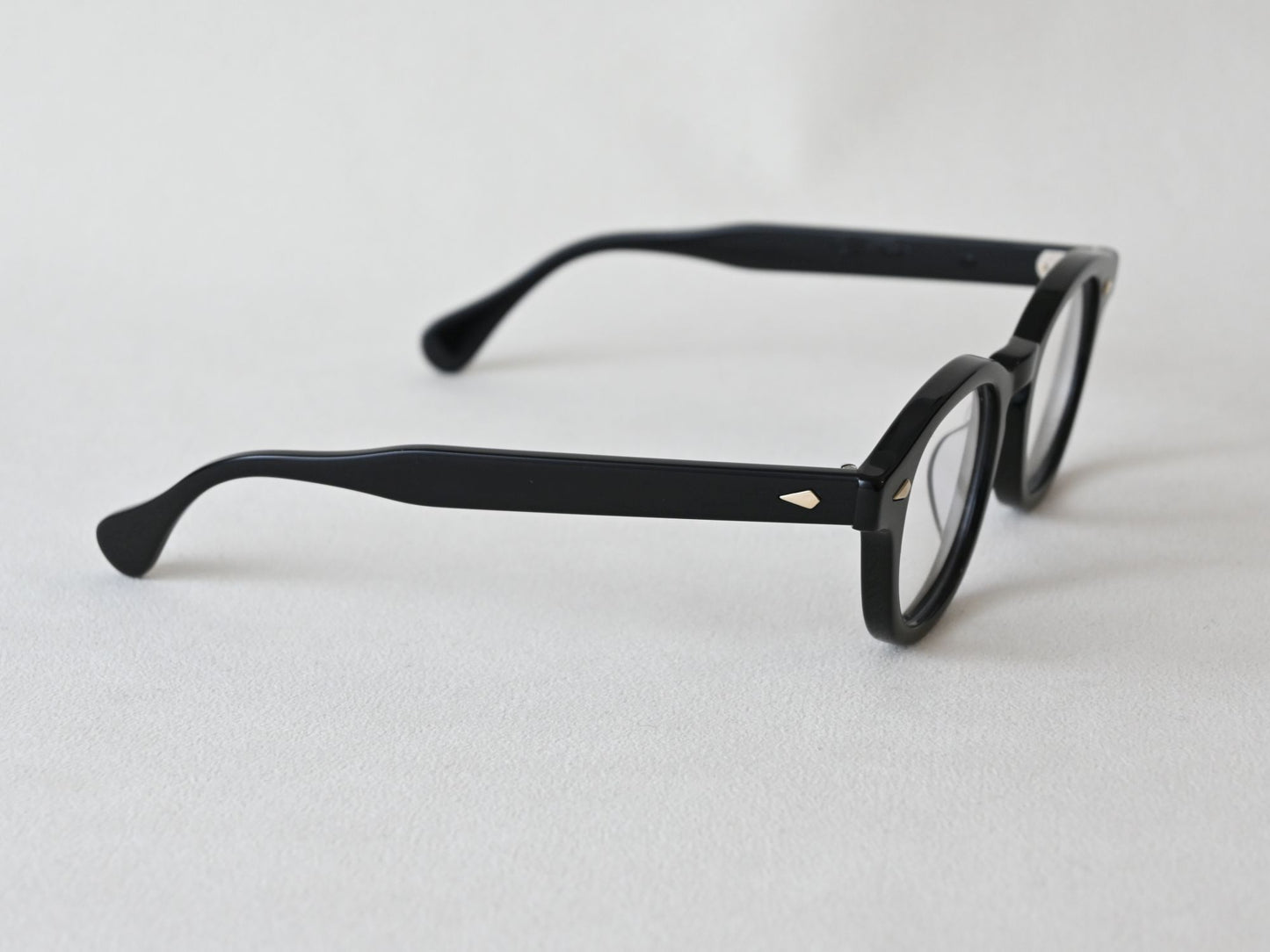 AR_46-22_Black