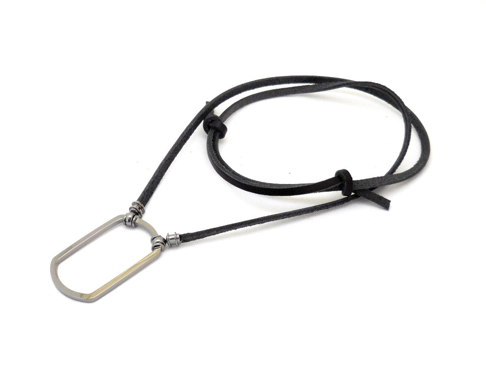 673P_アジャスタブルブラックレザー／ガンメタルループ