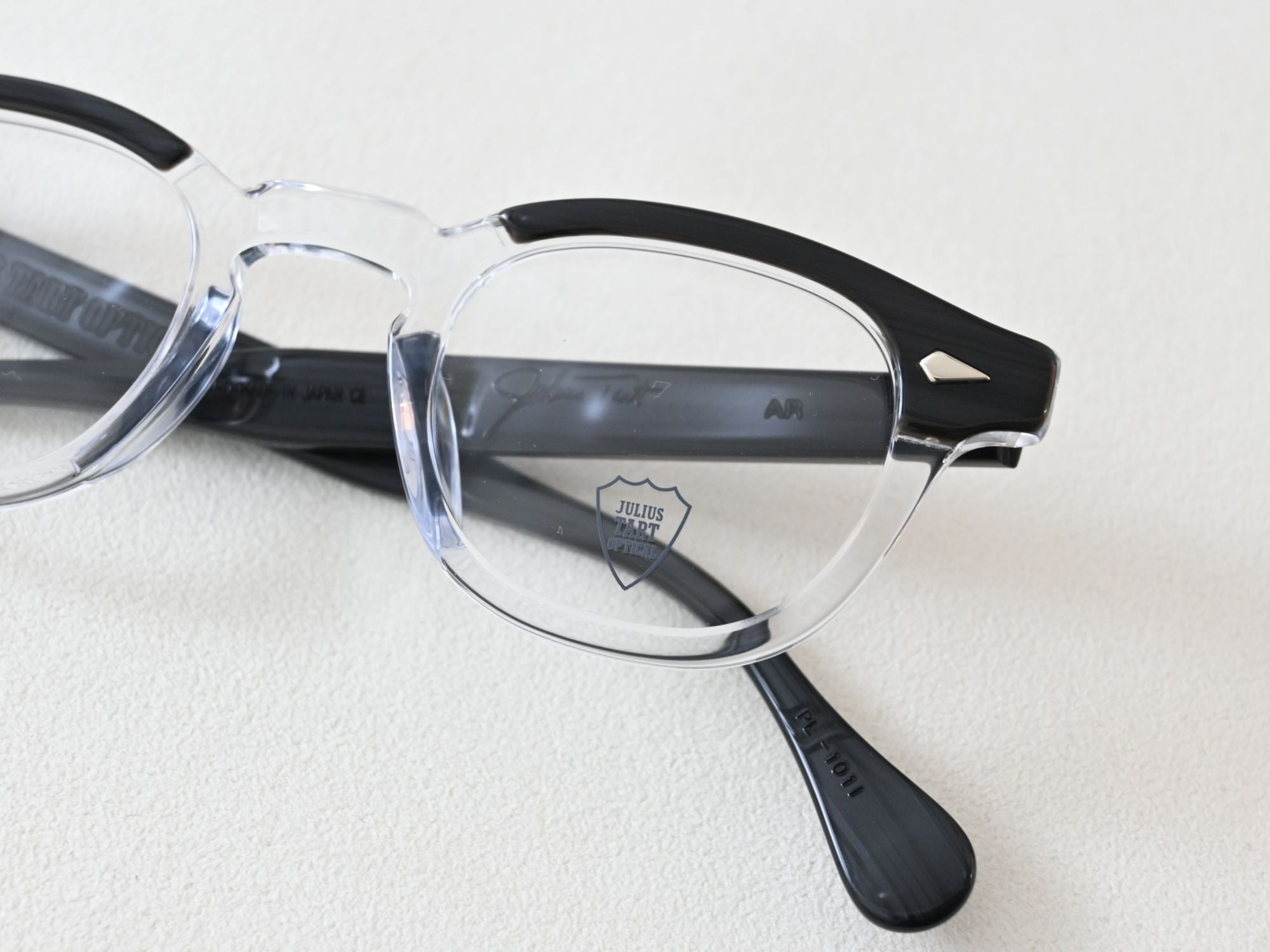 AR_44-24_Black Wood Clear