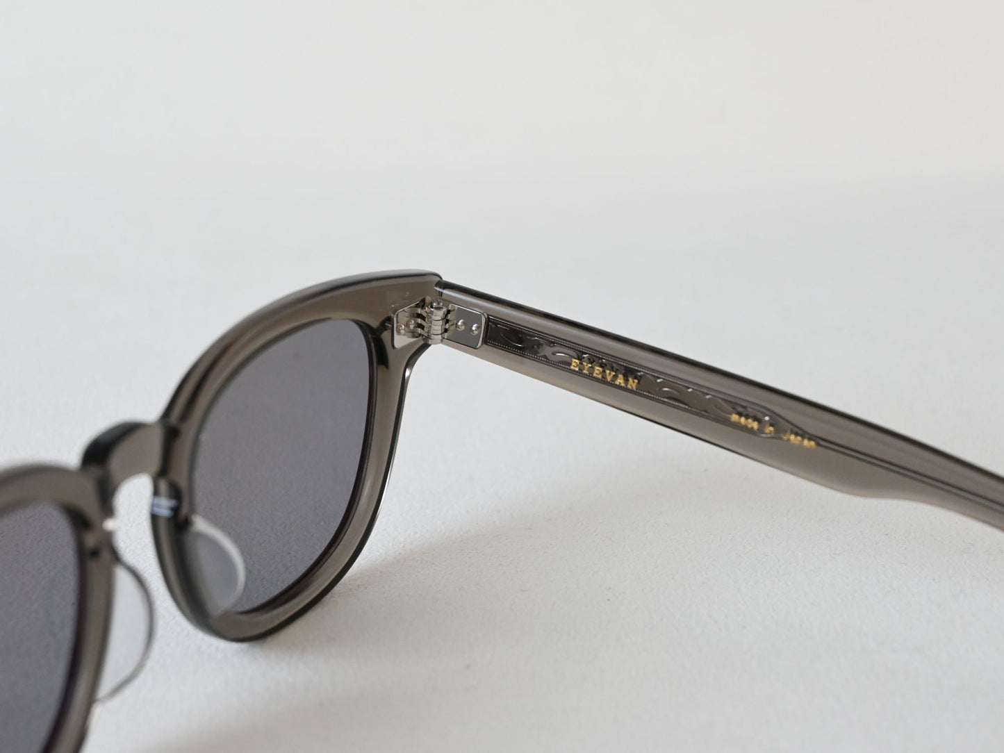 WEBB-BR_50_SMK-GRY
